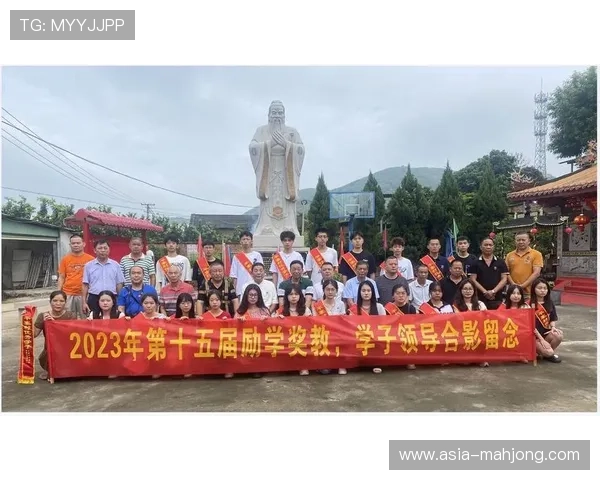 校园大赛颁奖仪式瞬间：获奖学生与指导教师合影留念